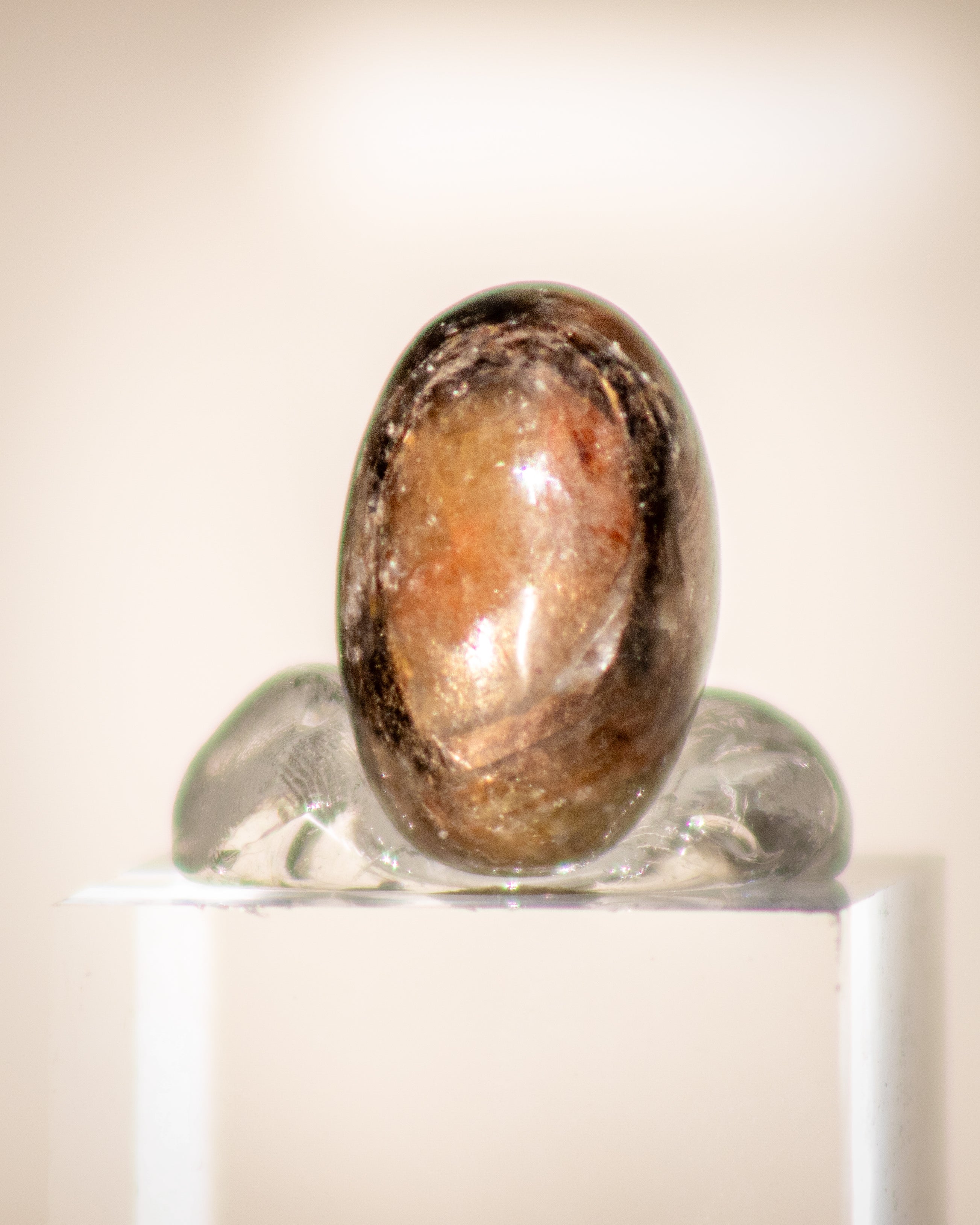 a golden brown long rounded stone sapphire with a hexagon pattern 